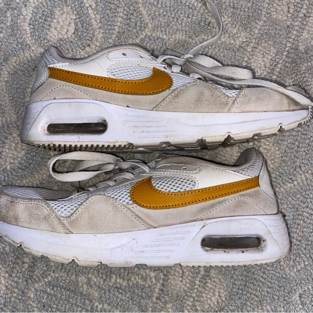 Nike Air Max SC Women’s 7.5 Shoes white with mustard yellow